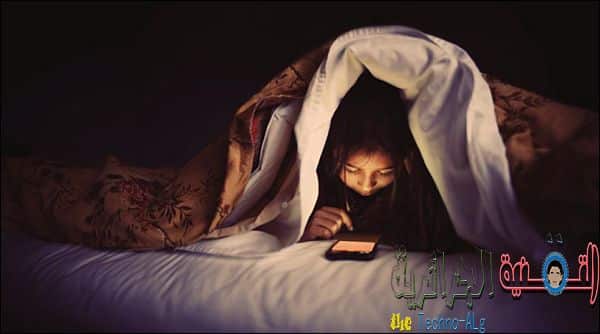 صورة لـ اليكم أفضل تطبيقات الأندرويد التى تساعدك على تقليل اجهاد عينيك ليلا | sleep_phone_bed_3441835b-DzTechs