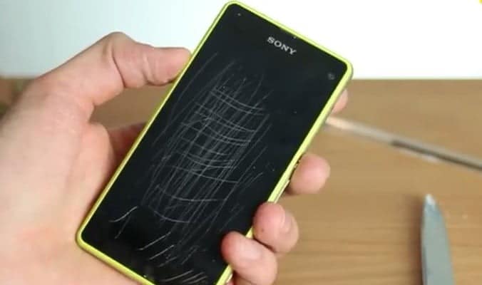 صورة لـ حلول بسيطة لنتائج فعالة من أجل ازالة خدوش شاشة الهاتف | 9e73440a734e7a8-DzTechs