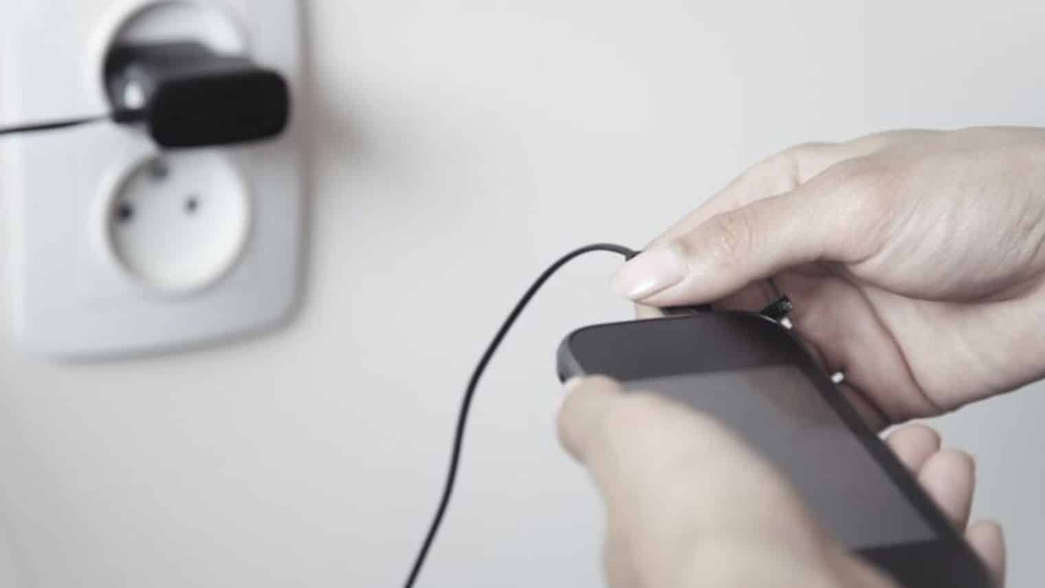 صورة لـ خطوات يجب القيام بها قبل تحديث هاتفك الأندرويد لتجنب المشاكل | comment-bien-charger-son-telephone-la-premiere-fois_5180747-DzTechs