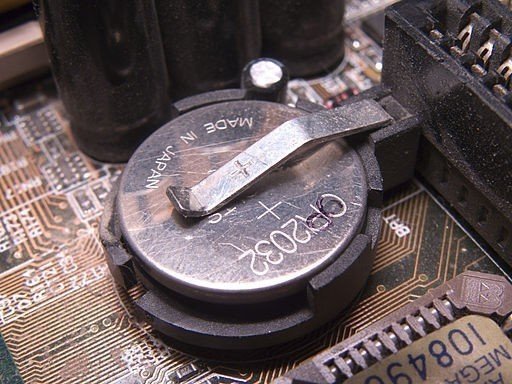 صورة لـ كيفية إعادة تعيين CMOS الخاص بحاسوبك ولماذا قد تحتاج إلى فعل هذا؟ | reset-cmos-battery-1-DzTechs