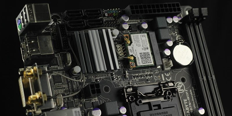 صورة لـ كيفية إعادة تعيين CMOS الخاص بحاسوبك ولماذا قد تحتاج إلى فعل هذا؟ | reset-cmos-motherboard-hero-DzTechs