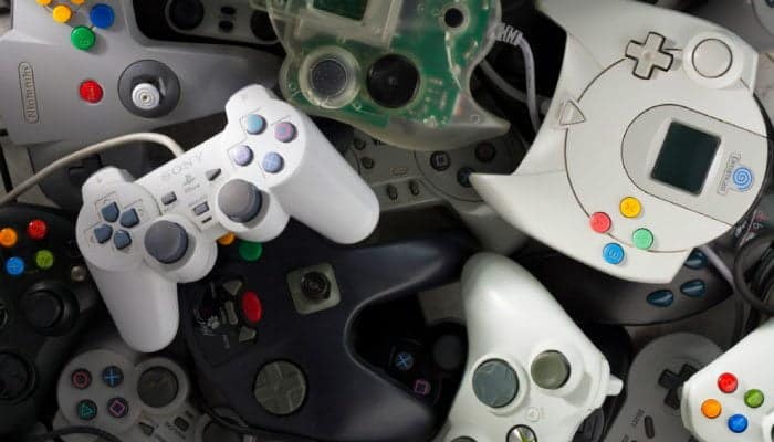 صورة لـ لا تقم برميها بعيدا. 6 طرق للاستخدام والاستغلال الجيد لـ وحدة تحكم الألعاب القديمة | old-console-donate-DzTechs