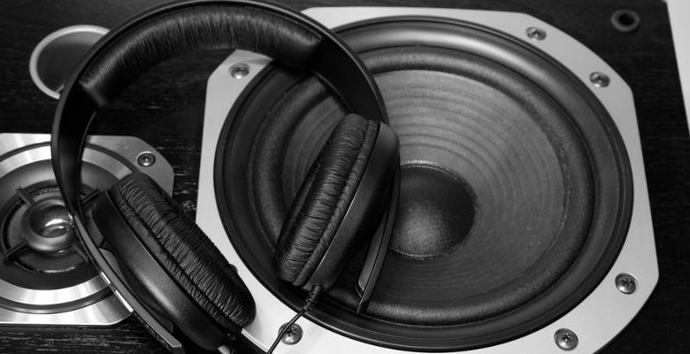 صورة لـ كيفية تشغيل الصوت من خلال مخرجين أو أكثر للأجهزة في لينكس | output-audio-multiple-devices-featured