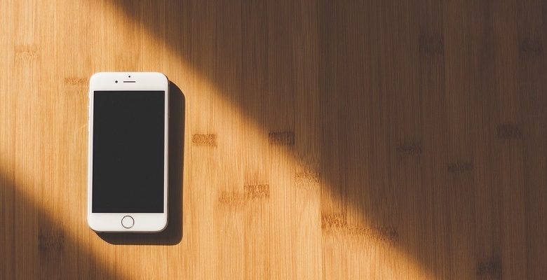 صورة لـ كيفية إصلاح مشكل شاشة الموت السوداء على الـ iPhone الخاص بك | iphone-black-screen-hardwood-floor