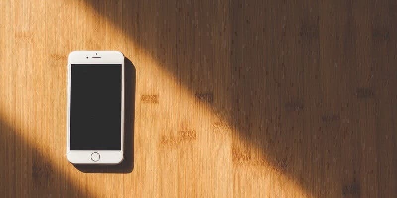 صورة لـ كيفية إصلاح مشكل شاشة الموت السوداء على الـ iPhone الخاص بك | iphone-black-screen-hardwood-floor-DzTechs