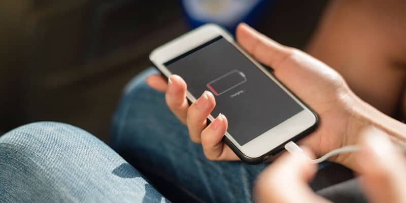 صورة لـ بطارية الهاتف الذكي تدوم لمدة شهر؟ تدفق 5G يمكنه أن يفعل ذلك | news-5g-smartphone-battery-featured-DzTechs