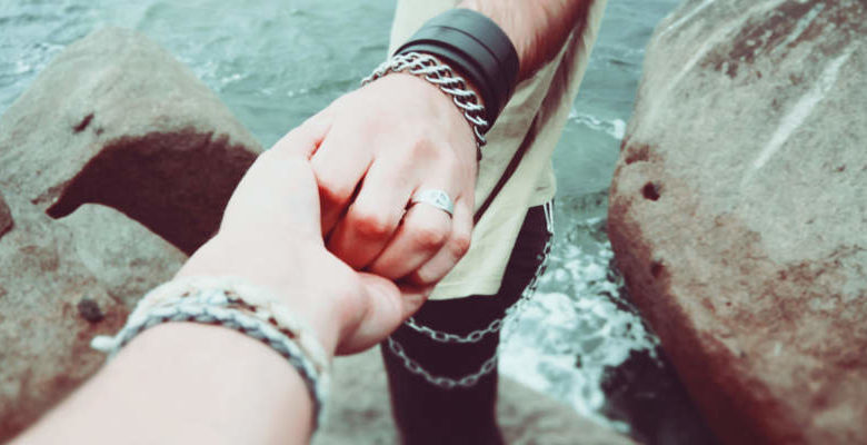 صورة لـ كيفية إضافة مستخدمين إلى مجموعات مختلفة من خلال سطر الأوامر للينكس | usermod-feature-holdhands-c