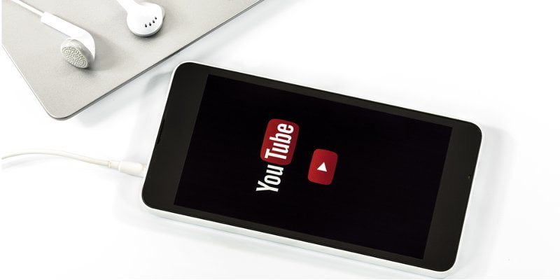 صورة لـ كيفية تشغيل مقاطع فيديو YouTube في الخلفية على Android / iOS | youtube-background-featured1-DzTechs