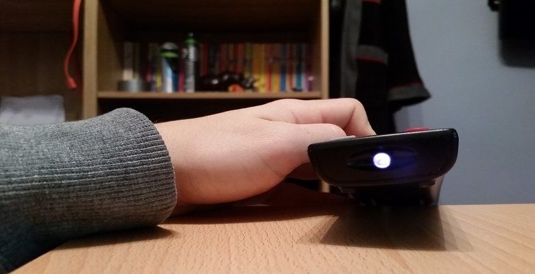 صورة لـ كيفية استخدام كاميرا الهاتف الذكي الخاصة بك لاختبار بطاريات جهاز التحكم عن بعد | test-remote-batteries-with-a-smartphone-featured