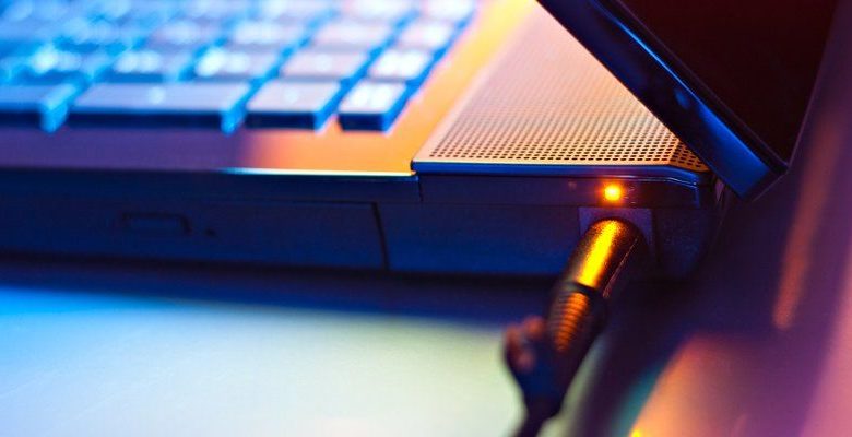 صورة لـ هل يجب عليك ترك أجهزة الكمبيوتر المحمولة موصولة بالشاحن باستمرار؟ | laptop-battery-charging-featured