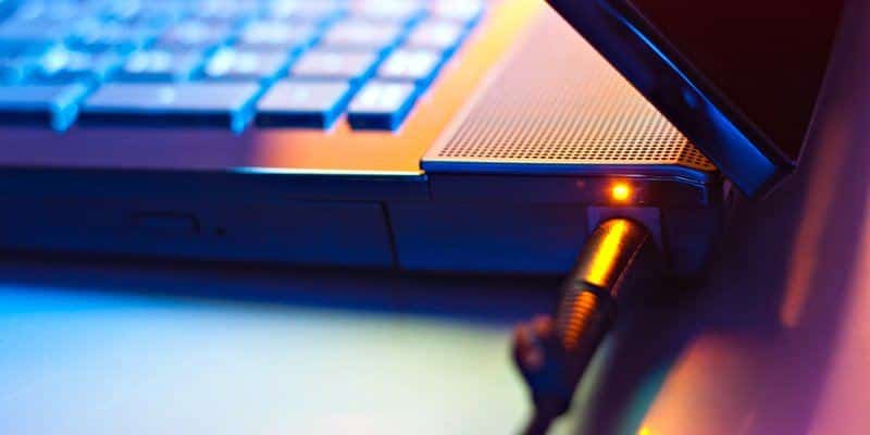 صورة لـ هل يجب عليك ترك أجهزة الكمبيوتر المحمولة موصولة بالشاحن باستمرار؟ | laptop-battery-charging-featured-DzTechs