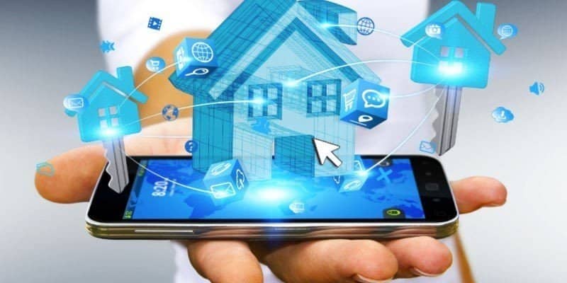 صورة لـ تحذيرات من امتلاك أجهزة المنزل الذكي المتصلة بالسحاب | smarthome-phone-DzTechs