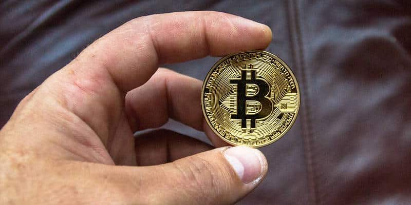 صورة لـ مقارنة بين التعدين وتداول العُملات المُشفرة – أي خيار هو الأفضل لك؟ | mining-vs-trading-00-featured-DzTechs