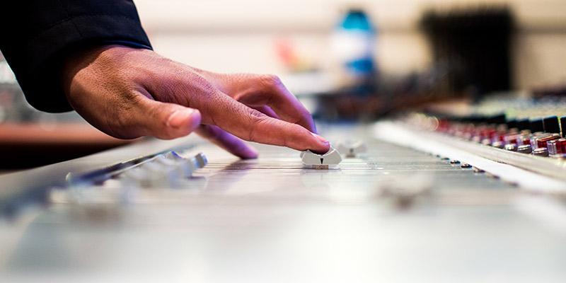 صورة لـ 3 طرق لتطبيق معادل الصوت في نظام MacOS لتحسين الموسيقى الخاصة بك | macos-equalizer-hero-DzTechs