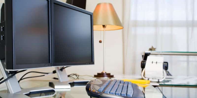 صورة لـ كيفية استخدام شاشات متعددة على جهاز Windows 10 | multiple-monitors-windows-featured-DzTechs