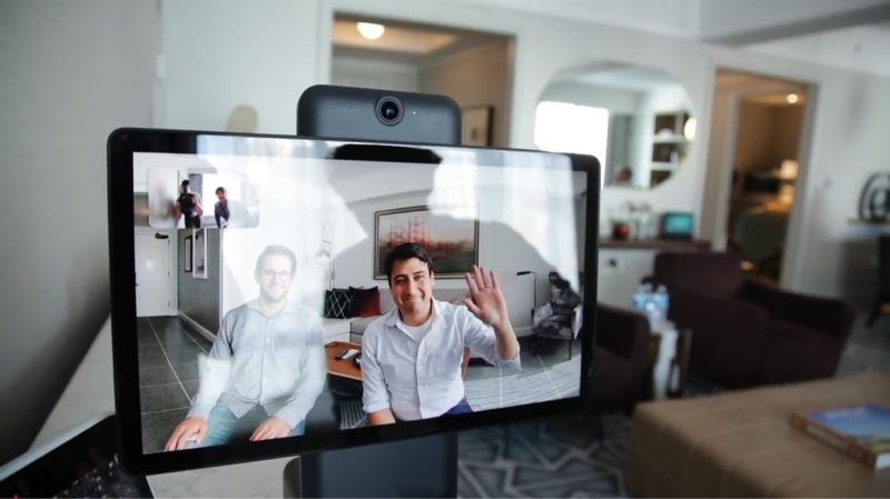 صورة لـ Facebook يدخل سوق السماعات الذكية مع Portal؛ هل يمكن الوثوق بهم؟ | news-facebook-portal-video-chat-DzTechs