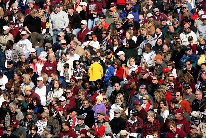 صورة لـ جديد AR: تطبيق التعرف على الوجه يمكن أن يساعدك على تذكر وجوه كنت قد نسيتها | news-facial-recognition-app-crowd-DzTechs