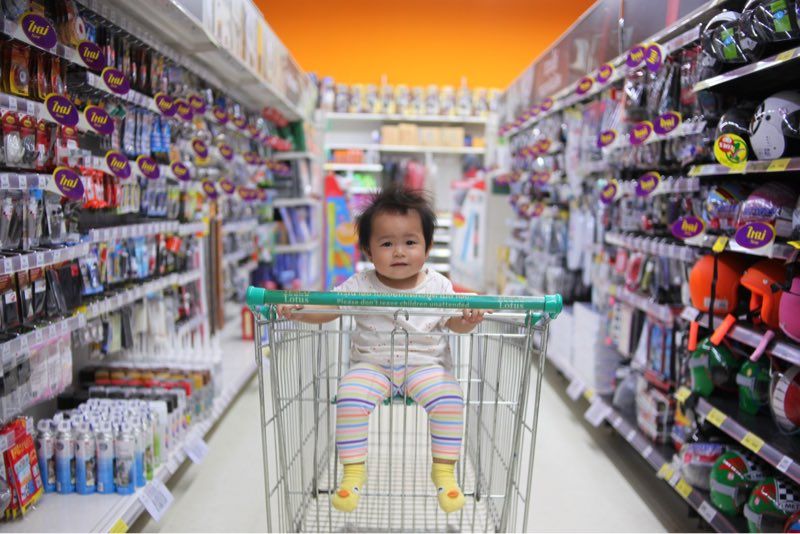صورة لـ Walmart تقوم بإنشاء عربات تسوق ذكية للتجسس عليك | news-walmart-shopping-cart-baby-DzTechs