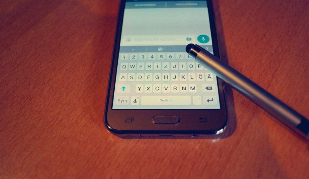 صورة لـ أفضل تطبيقات الملصقات للـ WhatsApp (2023) | Screen-Shot-2018-11-14-at-4.55.39-PM-DzTechs