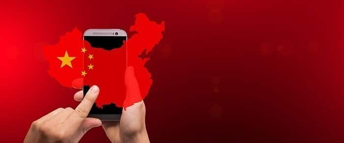صورة لـ حرية الإنترنت على تراجع في جميع أنحاء العالم ، ولكن كل أمل لا يضيع | internet-freedom-china-smartphone-DzTechs
