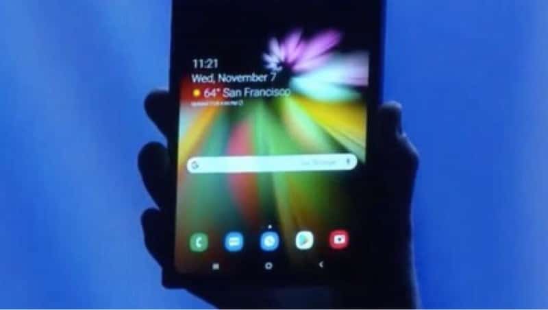 صورة لـ Samsung تقدم معاينة لهاتفها القابل للطي ، لا يوجد تاريخ الاصدار عنه | news-samsung-foldable-phone-closed-DzTechs