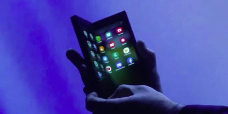 صورة لـ Samsung تقدم معاينة لهاتفها القابل للطي ، لا يوجد تاريخ الاصدار عنه | news-samsung-foldable-phone-featured-DzTechs