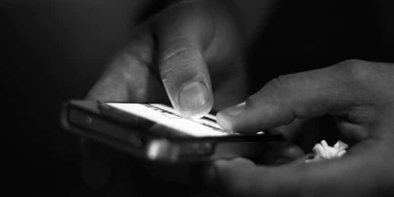 صورة لـ لماذا يشتري الأشخاص في الولايات المتحدة الأمريكية عددًا أقل من الهواتف الذكية؟ | ussmartphone-handheld-DzTechs