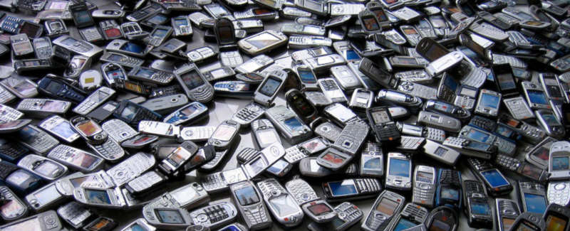 صورة لـ لماذا يشتري الأشخاص في الولايات المتحدة الأمريكية عددًا أقل من الهواتف الذكية؟ | ussmartphone-oldphones-DzTechs