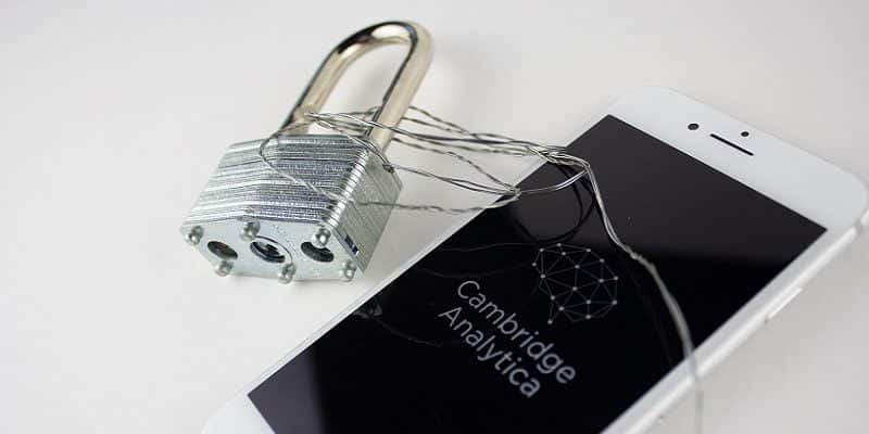 صورة لـ كيفية مكافحة هجمات التصيد عبر الهاتف الخليوي | Cell-Phone-Phishing-Featured-Attr-bookcatalog-41237921592-e1545580802320-DzTechs