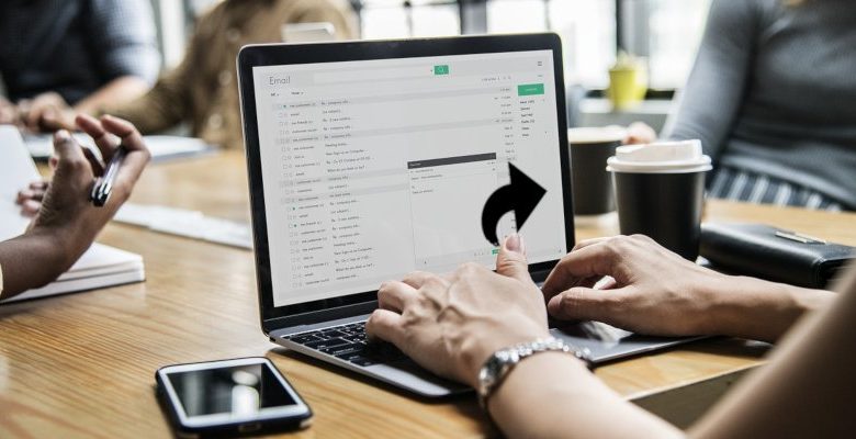 صورة لـ كيفية إعادة توجيه رسائل بريد إلكتروني متعددة مرة واحدة في Gmail باستخدام Chrome | forward-emails-featured