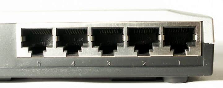 صورة لـ 9 طرق لإعادة استخدام أجهزة التوجيه القديمة الخاصة بك | reuse-routers-network-switch-DzTechs