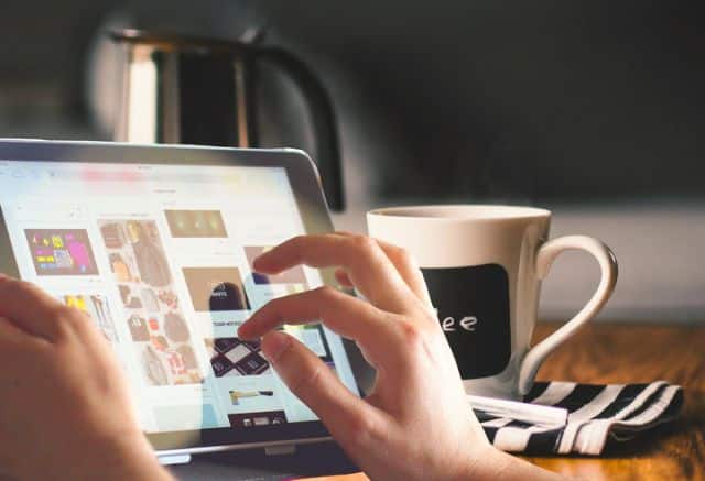 صورة لـ ما هي أجهزة العرض الذكية وما يمكنك القيام بها؟ | smart-displays-tablet-kitchen-DzTechs