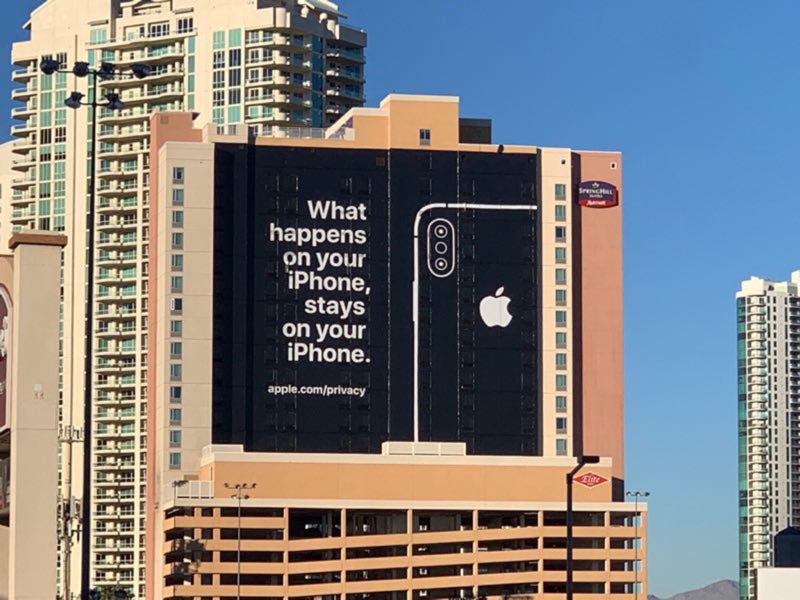 صورة لـ تقول Apple “ما يحدث على iPhone الخاص بك ، يبقى على iPhone الخاص بك” في CES | news-apple-billboard-twitter3-DzTechs