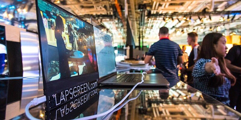 صورة لـ CES 2019: شاشة Lapscreen USB-C الرقيقة كالورق والتي تنقلها معك بسهولة | news-lapscreen-monitor-featured-2-DzTechs