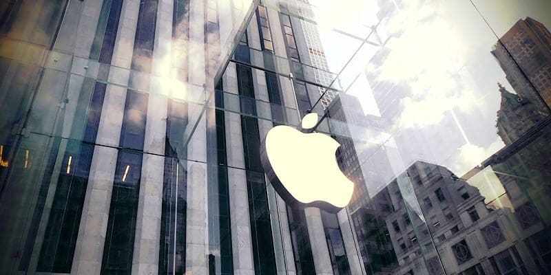 صورة لـ تظهر براءة اختراع Apple الجديدة أن الشركة تتطلع إلى التوجه نحو الملابس الذكية | news-new-apple-patents-featured-DzTechs