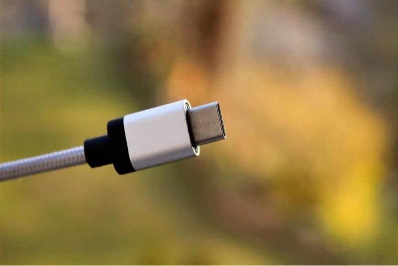 صورة لـ ستُضيف خطط جديدة لـ USB-C نظام مصادقة وتكون أكثر أمانًا | news-usb-c-authentication-black-white-DzTechs