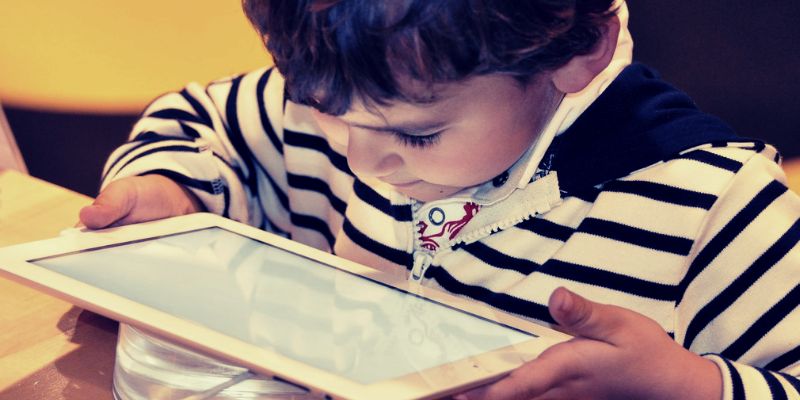 صورة لـ نصائح مفيدة لجعل YouTube أكثر أمانًا لأطفالك | youtube-safety-featured-image-DzTechs