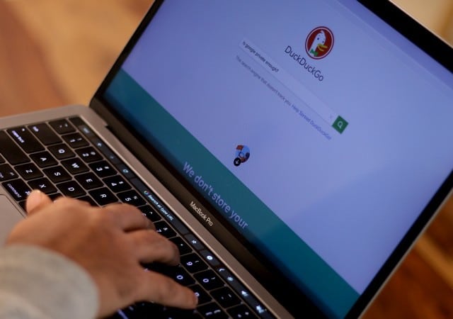 صورة لـ أفضل محركات البحث الخاصة للخصوصية التي لا تتبعك مثل Google وتحترم بياناتك | duck-duck-DzTechs