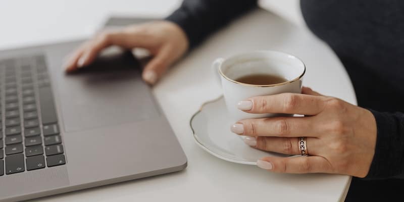 صورة لـ سُكب الماء على الـ Macbook الخاص بك؟ إليك كيفية إصلاح الـ Mac التالف بسبب المياه | spilled-water-macbook-featured-DzTechs
