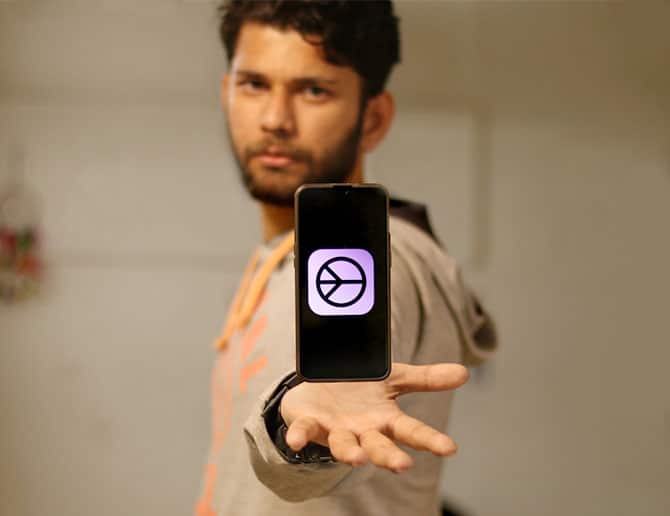 صورة لـ أفضل تطبيقات Craigslist لنظامي Android و iOS | pratik-holding-phone-DzTechs