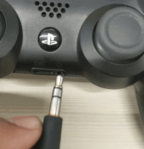 صورة لـ كيفية توصيل سماعة الرأس السلكية بـ PS4 | ezgif.com-optimize-29-DzTechs