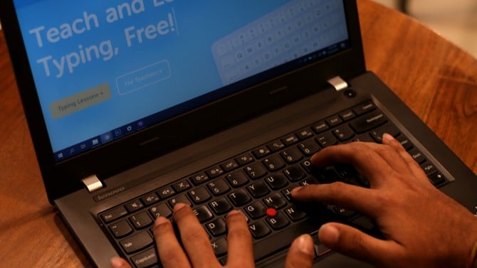 صورة لـ أفضل 8 برامج كتابة باللمس لتعليم نفسك الكتابة بطريقة أسرع على لوحة المفاتيح | feature-typing-DzTechs