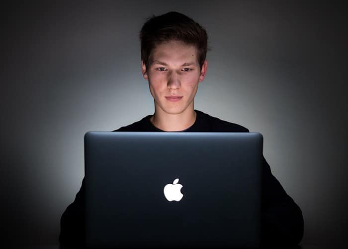 صورة لـ حتى يكون لديك شبكة 5G، قد تحتاج Google Stadia إلى أجهزة إضافية لتشغيلها بشكل صحيح | news-google-stadia-5g-laptop-DzTechs