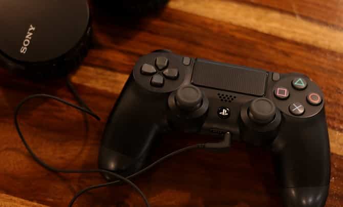 صورة لـ كيفية توصيل سماعة الرأس السلكية بـ PS4 | ps-audio-feature-DzTechs