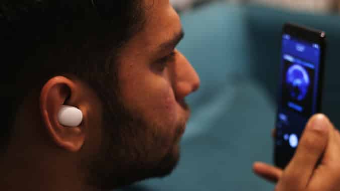 صورة لـ مراجعة سماعات Xiaomi MI Airdots – هل تستحق كل هذا الضجيج؟ | airdots-in-ear-DzTechs