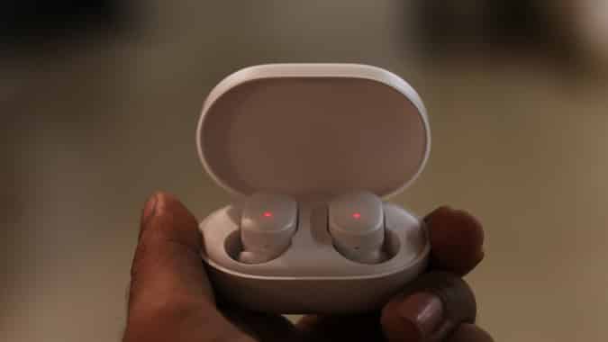 صورة لـ مراجعة سماعات Xiaomi MI Airdots – هل تستحق كل هذا الضجيج؟ | buds-charging-DzTechs