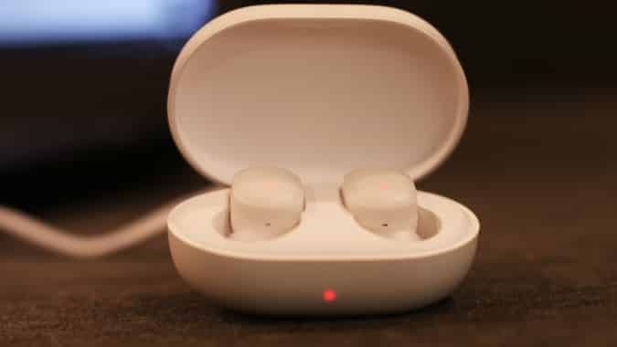 صورة لـ مراجعة سماعات Xiaomi MI Airdots – هل تستحق كل هذا الضجيج؟ | case-in-charging2B252812529-DzTechs