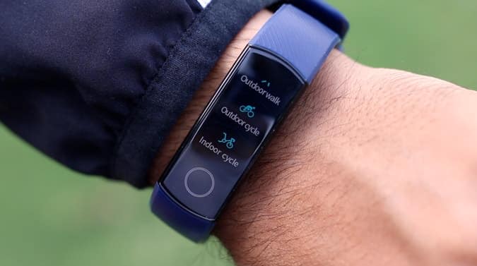 صورة لـ مُقارنة بين Honor Band 4 و Mi Band 3 – أيهما يحتوي على أفضل المميزات؟ | honor-band-4-min-DzTechs