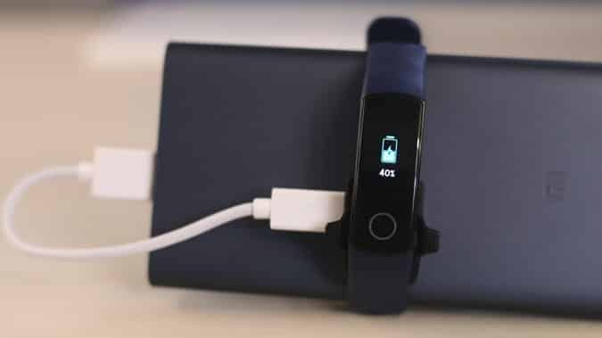 صورة لـ مُقارنة بين Honor Band 4 و Mi Band 3 – أيهما يحتوي على أفضل المميزات؟ | honor-band-charging-min-DzTechs