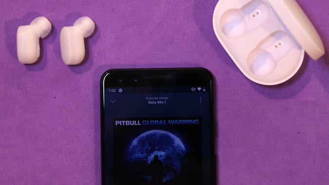 صورة لـ مراجعة سماعات Xiaomi MI Airdots – هل تستحق كل هذا الضجيج؟ | music-player-DzTechs